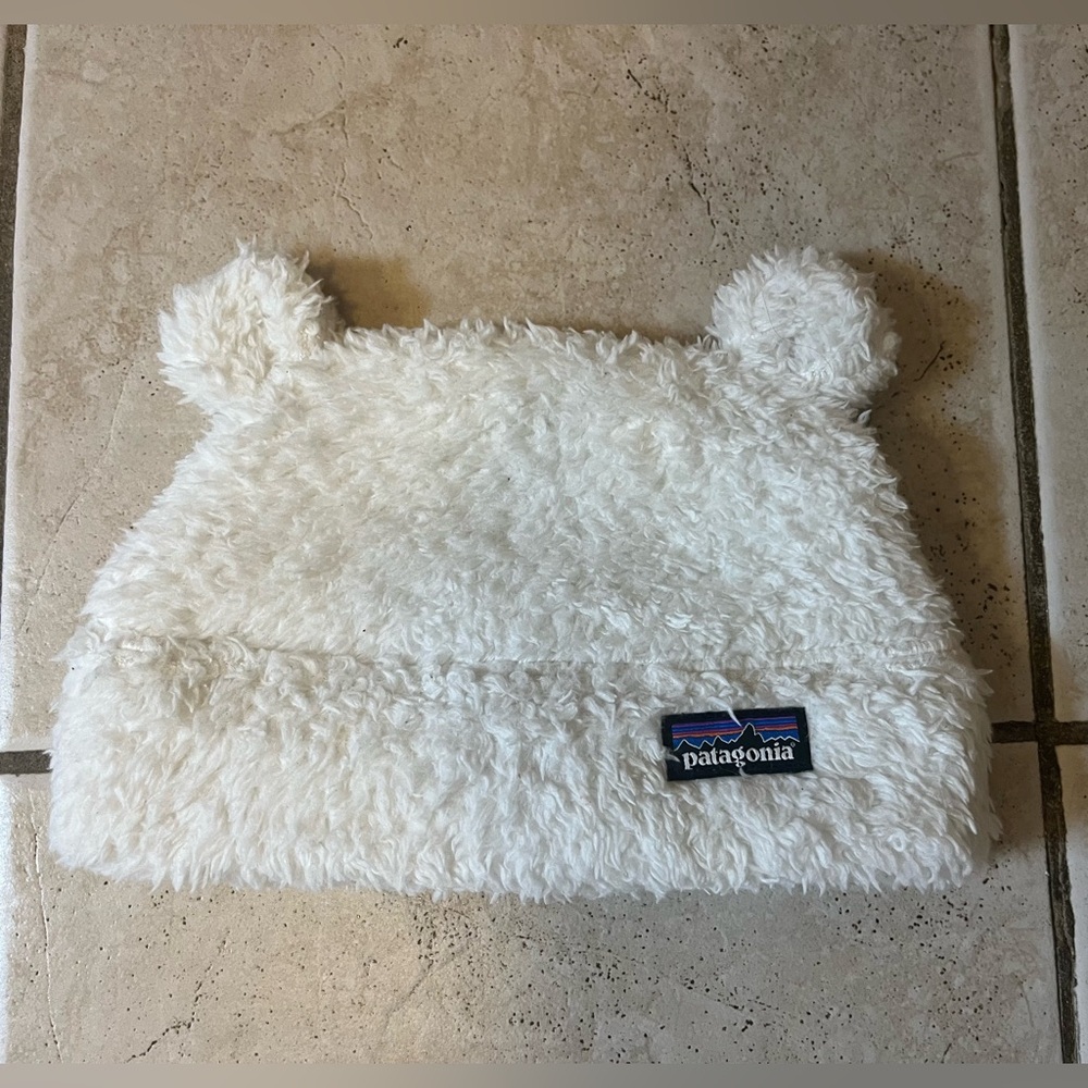 BRAND NEW - Patagonia Fuzzy White Beanie - INFANT 12 MONTHS